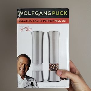 Electric pepper and salt mill set
